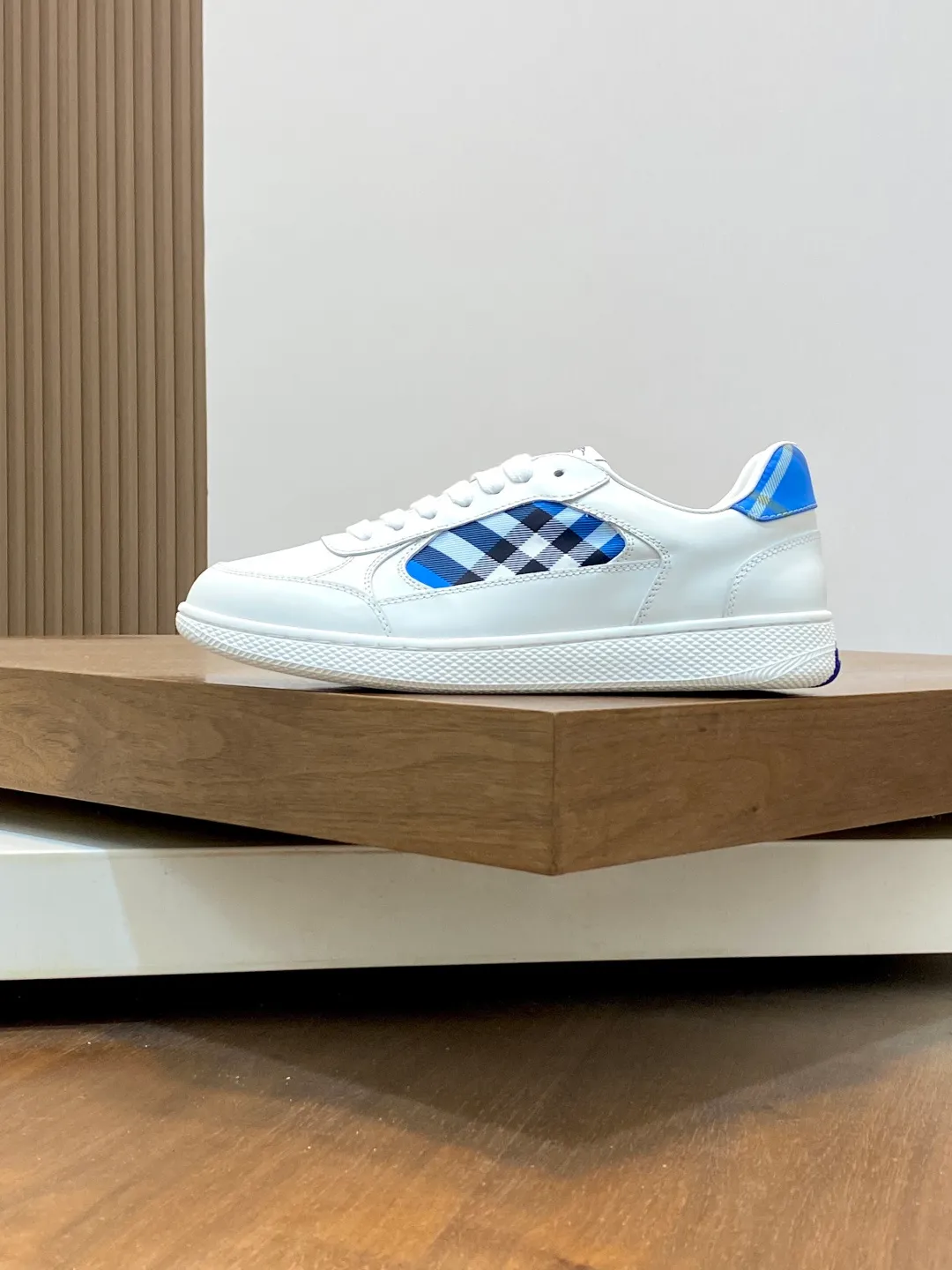 Men's men's shoes 💰420 [New style] 🏃‍♂️🏃‍♂️𝐁𝐔𝐑𝐁𝐄𝐑𝐑𝐘# Burberry's new war horse plaid casual sneakers, new terrace casual sneakers·Burberry (Burberry) classic elements super comfortable shoes··Knight blue anti-slip soles Finally I saw the latest diagonal plaid sneakers, the color is really nice and can be worn with any kind of sneakers. The sneakers are made of cotton blended fabric. Crafted in an Italian workshop, it features a worsted Burberry check pattern. Featuring a mesh lining and checkered laces, the rubber sole features the archive Burberry monogram. From Burberry's iconic collection, these wardrobe staples are interpreted with the brand's signature style. The round toe and tongue are embellished with the Equestrian Knight logo (EKD) label, leather insole, and the sole is embellished with the Burberry letter logo size: 38-45 (customized for 46)